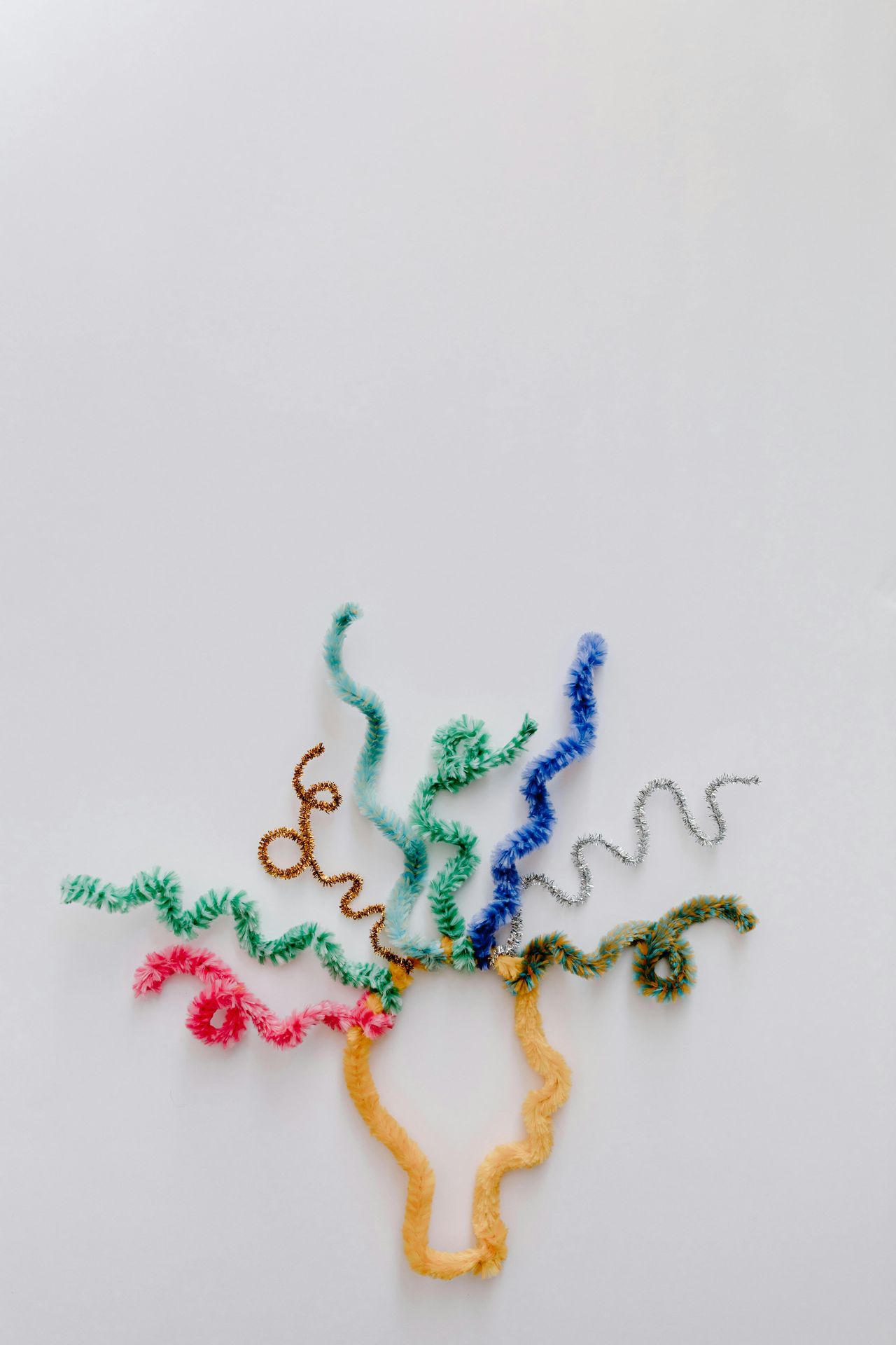 colored yarn laid out in the shape of a head with different pieces of colored yarn stemming out from the head. TBI therapist Alaska online therapy services Stellar Insight Counseling