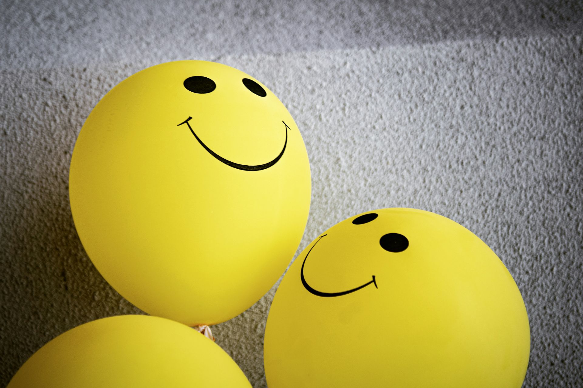 yellow smile face balloons. pros and cons of group therapy stellar insight counseling alaska