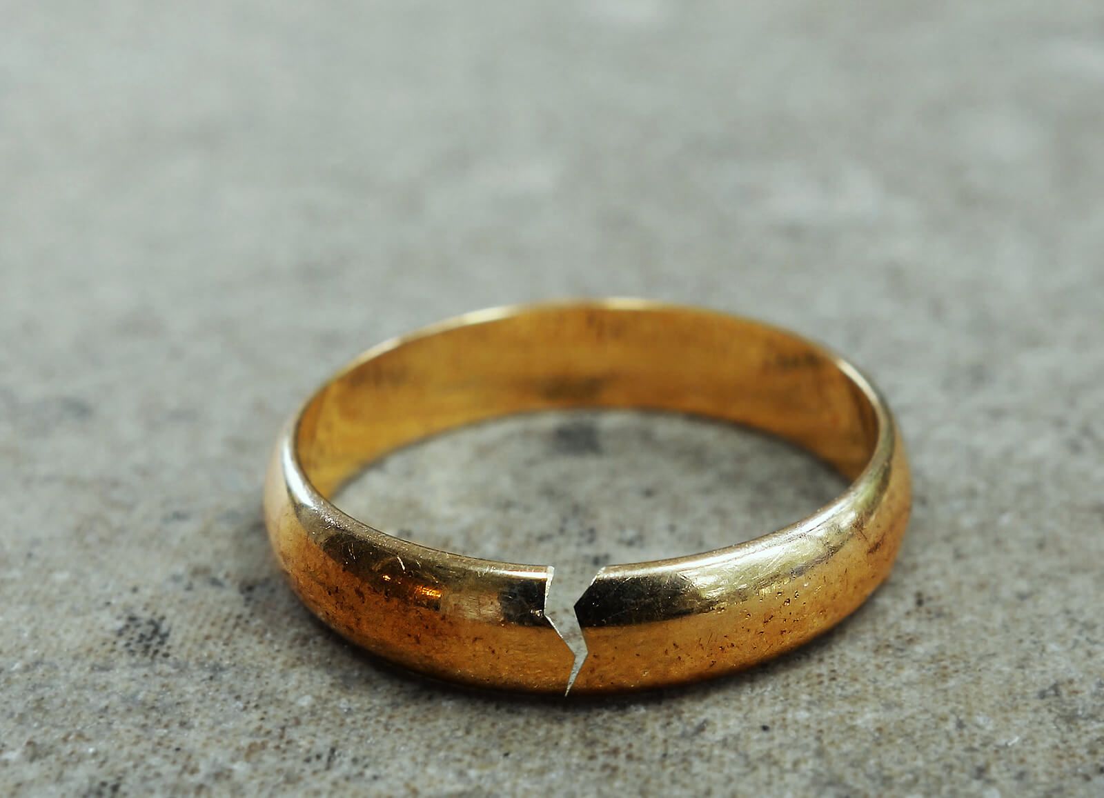 A ring cracked representing divorce grief | grief therapy san francisco | grief counseling san francisco, ca | grief therapist in san francisco, ca | 94609 | 94061 | 94941