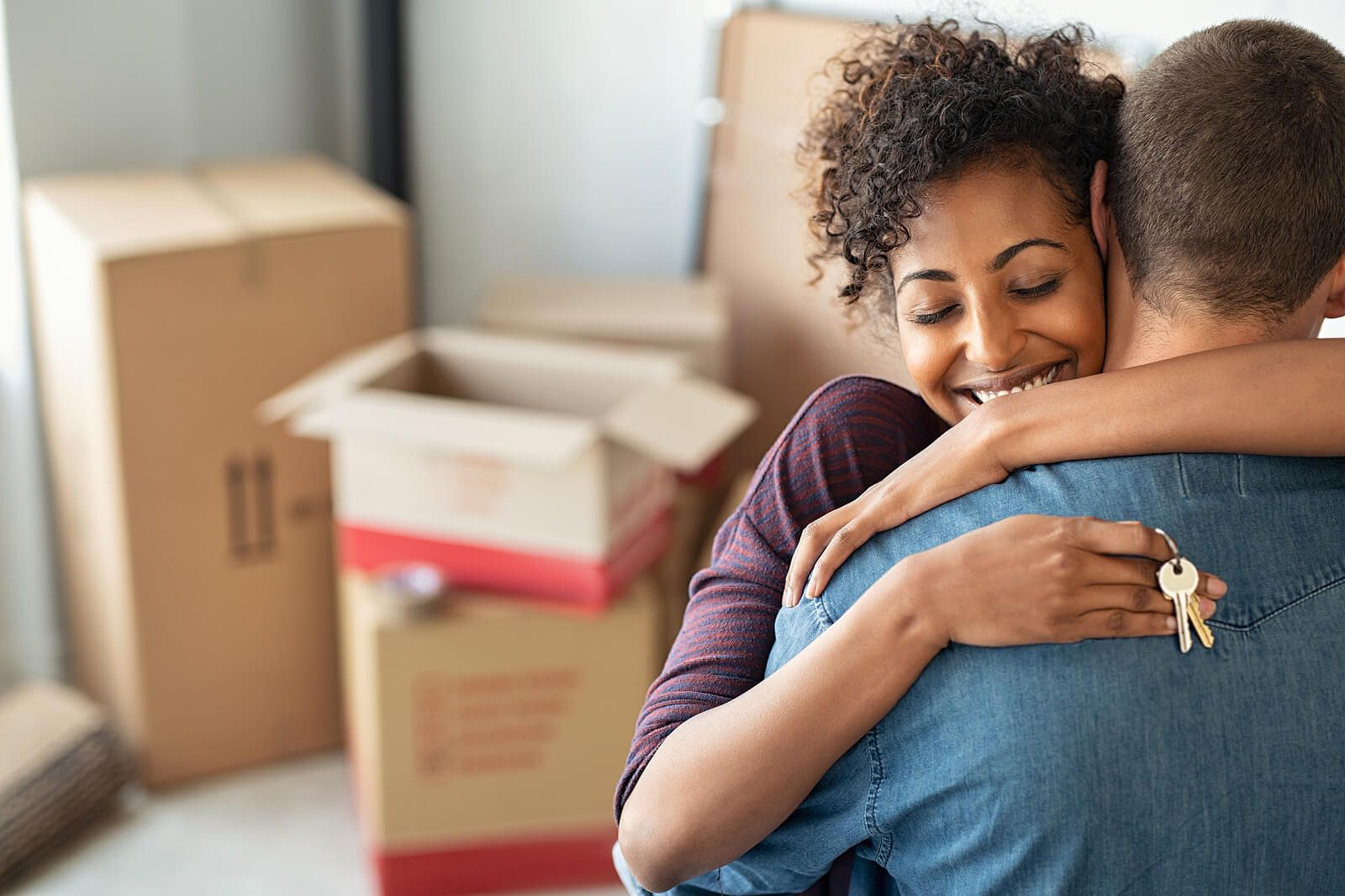 A woman holding house keys hugging her partner tightly | grief counseling san francisco, ca | grief therapy san Francisco | grief therapist in san francisco, ca |  94609 | 94061 | 94941