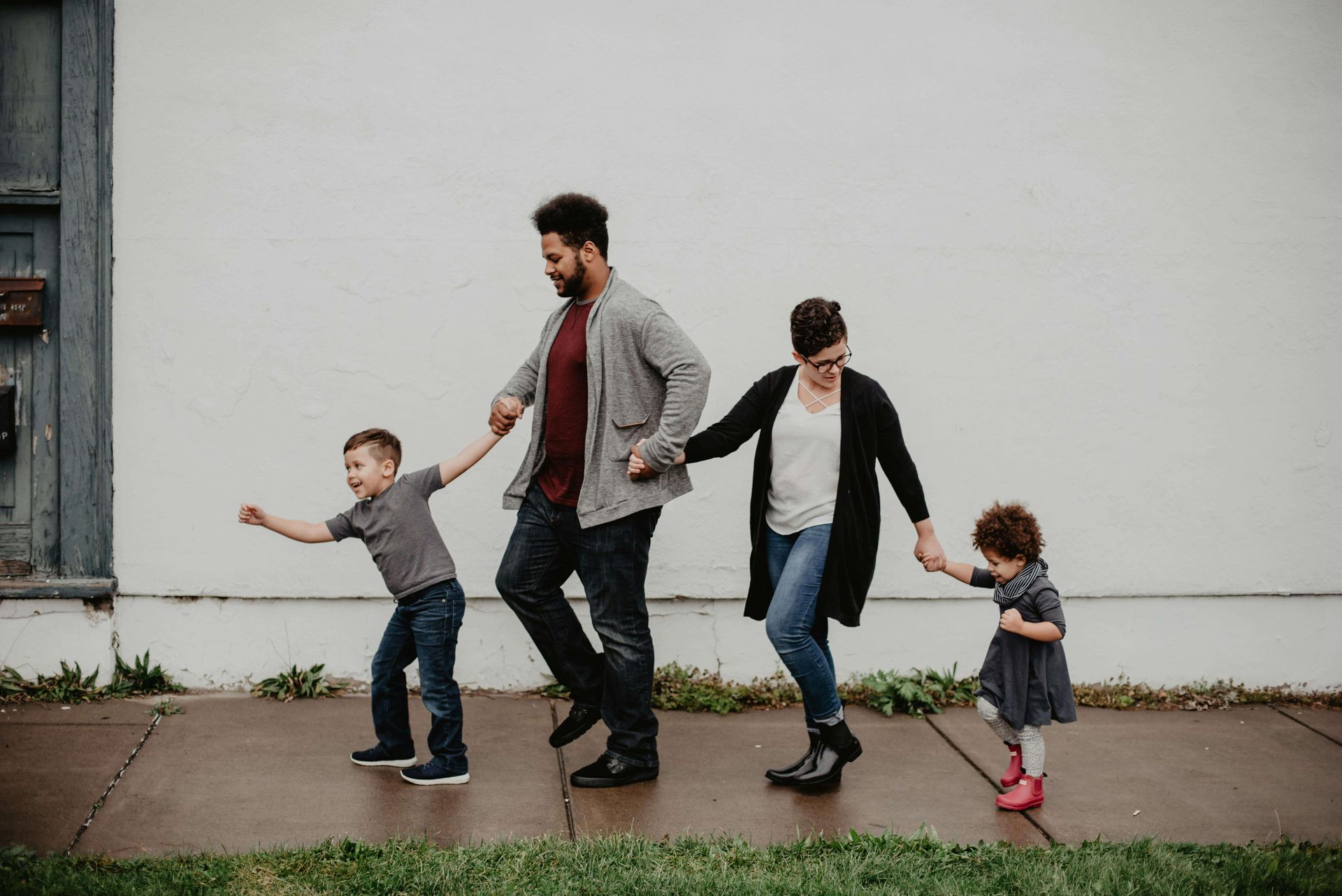 A happy family of four walking holding hands | men's therapy san francisco, ca | online men's issues counseling California | online men's therapy san francisco, ca | 94608 | 94609 | 94061