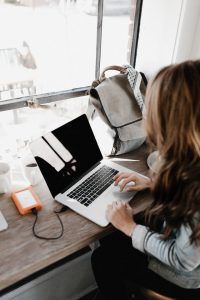A woman at a computer that is struggling with confidence after comparing herself to others on social media. Represents the need for therapy in Katy, TX 77494