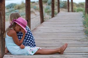girl sitting looking anxious or depressed by the beach, Three Habits That Make Anxiety Worse in Children blog, counseling center at cinco ranch, katy texas, 77494, fulshear texas, 77441