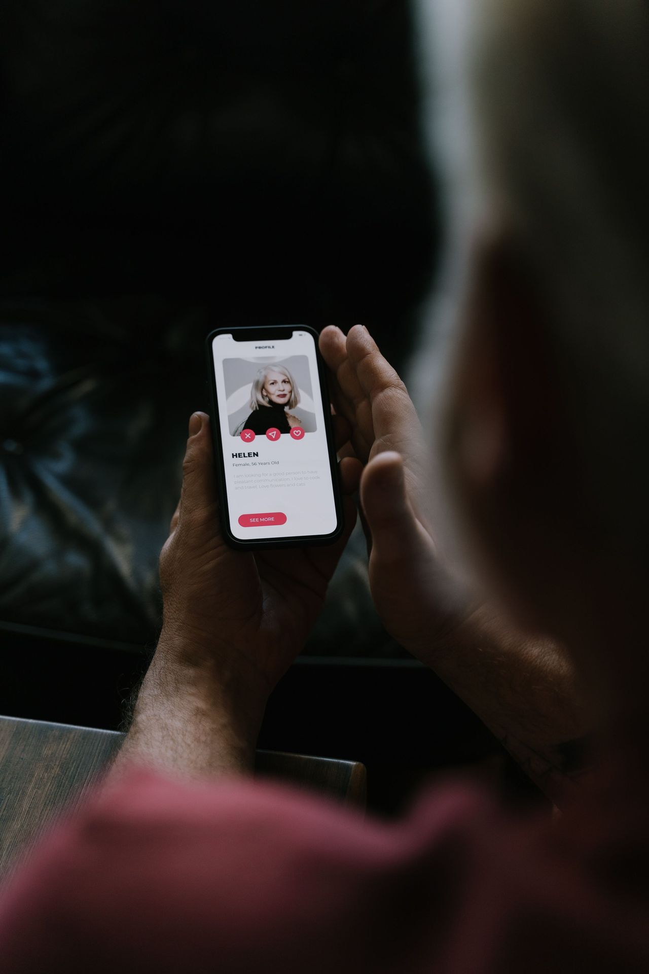 Six Dating Profiles That Are Secretly Red Flags