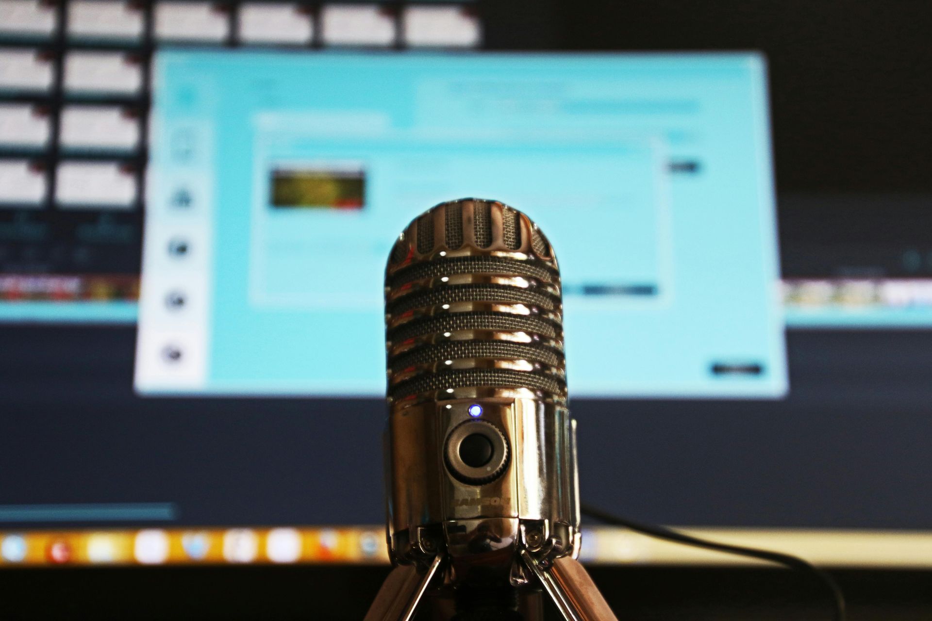 Close-up of a podcast microphone in front of a computer screen, set up to discuss emdr in palm beach county, fl, including emdr therapy in palm beach, fl and trauma treatment in palm beach county, fl for athletes and high-stress professionals.