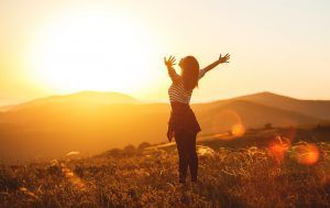 A woman stands on a hilltop with arms outstretched as she enjoys the setting sun. This could symbolize the freedom felt after completing EMDR therapy. We offer EMDR therapy in Tampa, FL. Get in touch with an EMDR therapist, and begin overcoming past trauma.
