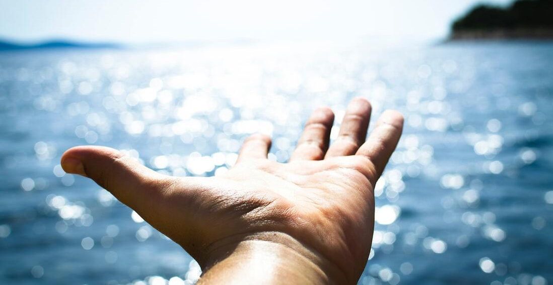 A hand held out to represent how our psychologists are inviting you to partner with us to begin trauma therapy or PTSD treatment in Florida. Our clinicians provided the highest quality psychotherapy and can offer it online to anyone in Florida from the Keys to the Florida/Georgia line, Tampa Bay, St. Petersburg, Miami or anywhere in between!