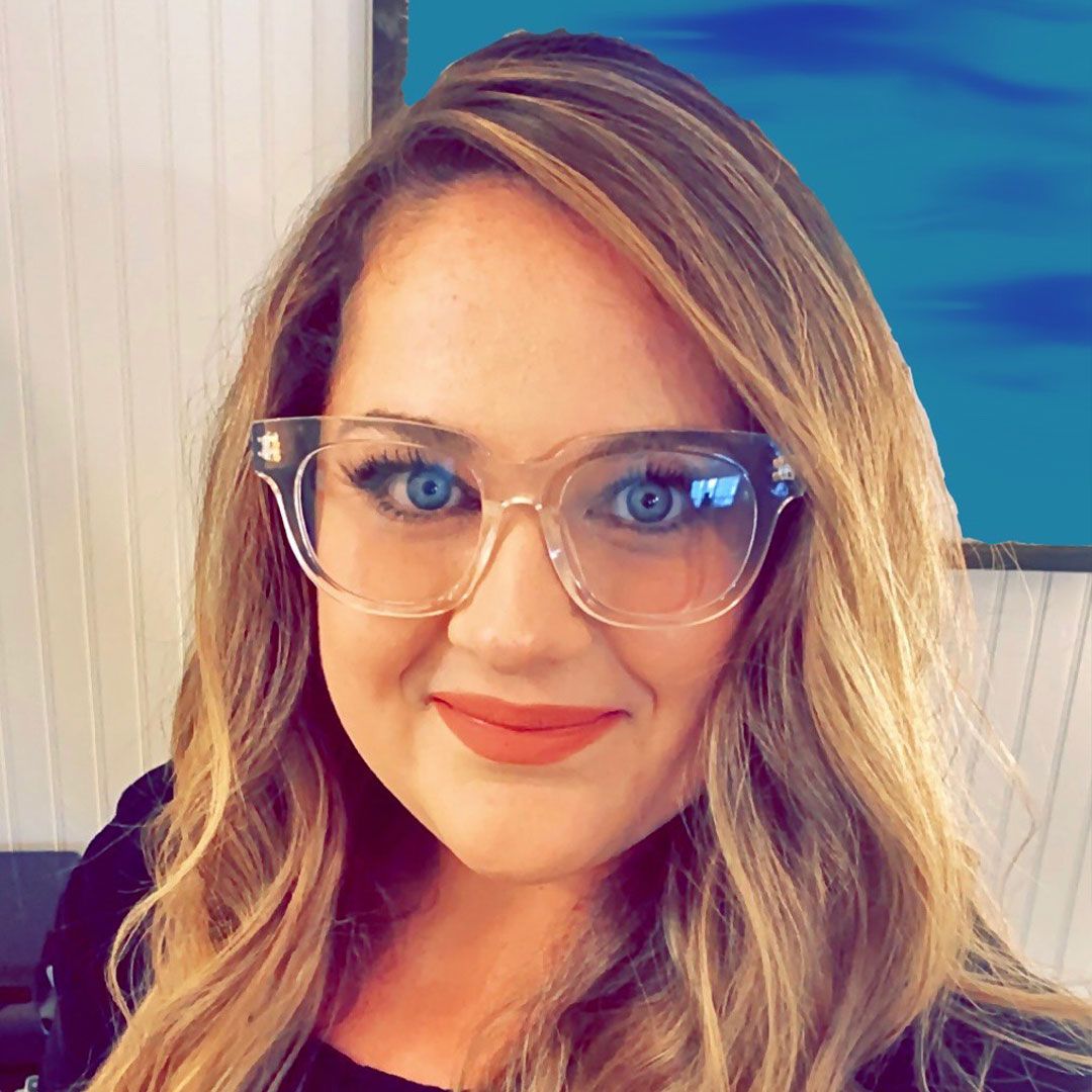 Justine smiles for a headshot. She is a couples therapist in Saint Petersburg, FL that offers couples counseling in Tampa, FL and other services. Contact us for support with couples on the brink in Florida. 33609 | 33703