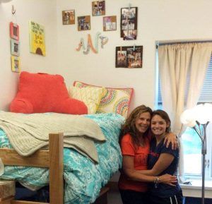 (Decorating the dorm room.)