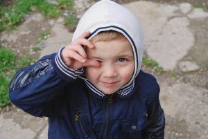 child-playing-1428104-1599x1073