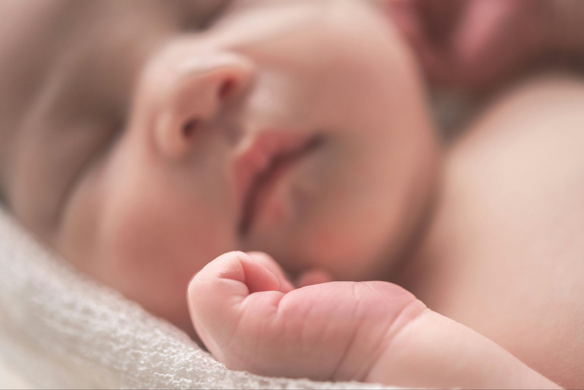 A Mom’s Guide to Healthy Sleep for Newborns