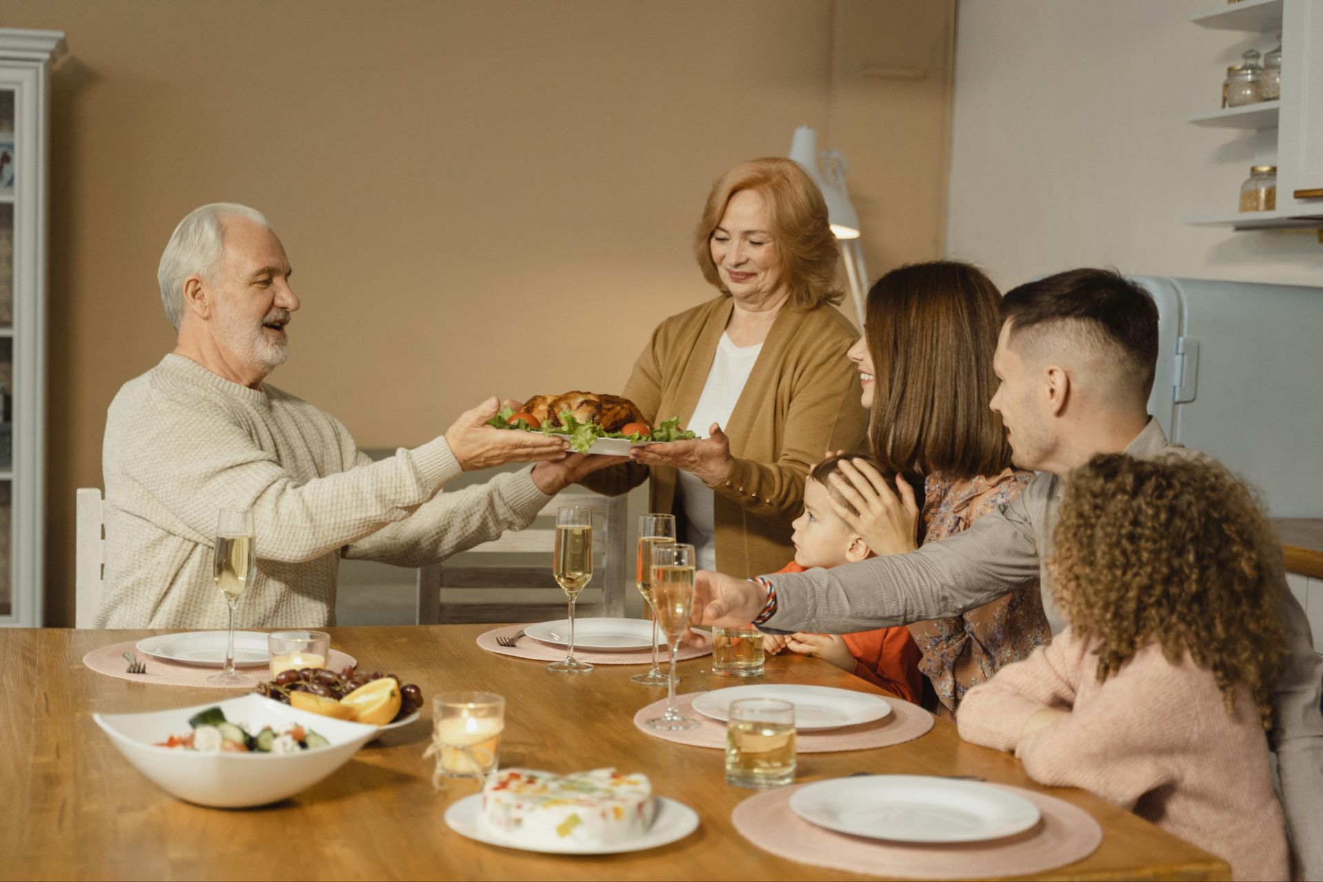‘Tis the Season… for Boundaries? Navigating Tricky Family Dynamics During the Holidays (and Finding a Therapist!)